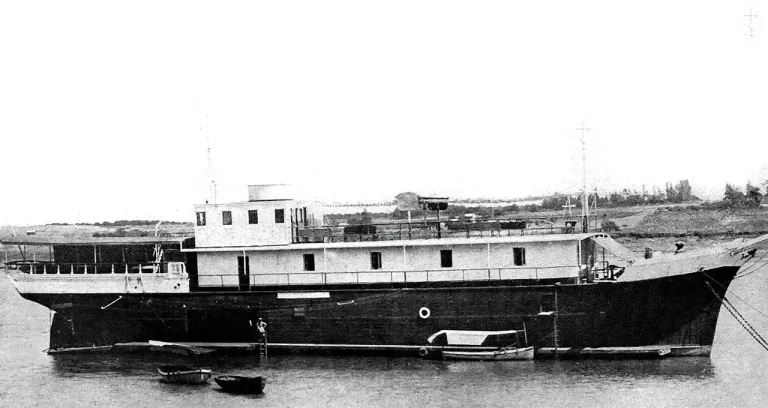 Barco en el puerto de Salto