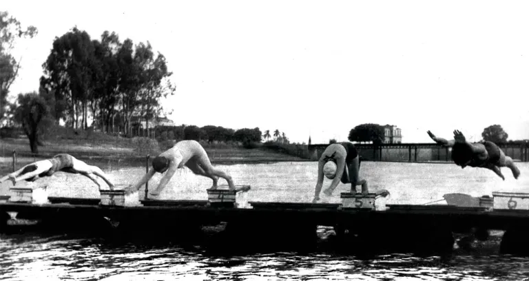 Atletas practicando Natación en los inicios